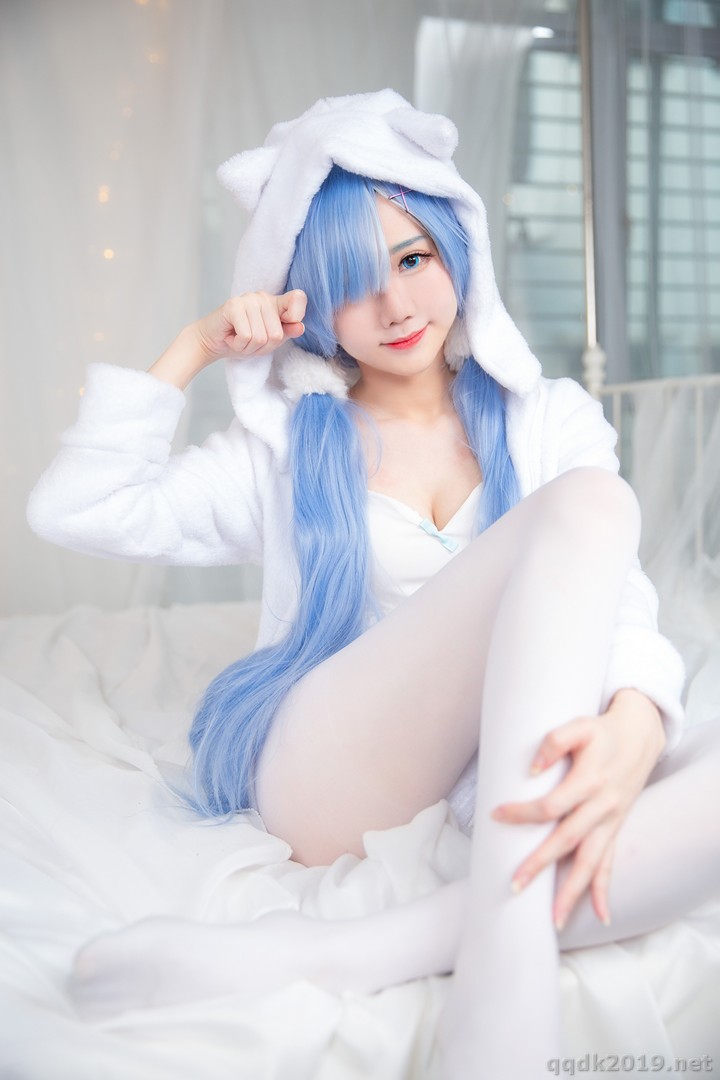 Coser-Sally-Sally-Dorasnow-ReZeroRem-White-Kitty-034.jpg