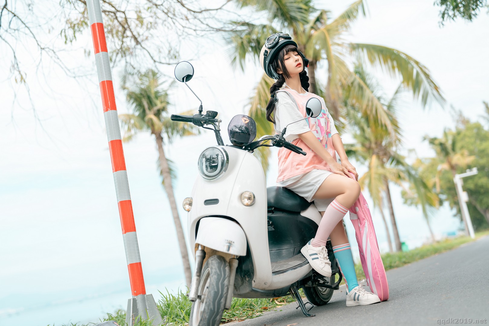 Coser-chunmomo-chunmomo-Electric-Car-066.jpg